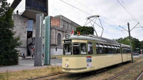 Historische Straßenbahn vor dem Doku-Zentrum